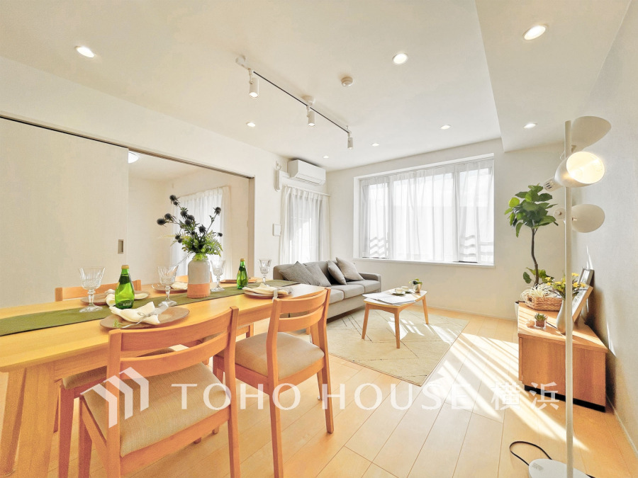 明るく開放的な空間が広がるLDK。室内には豊かな陽光が注ぎ込み、爽やかな住空間を演出。
