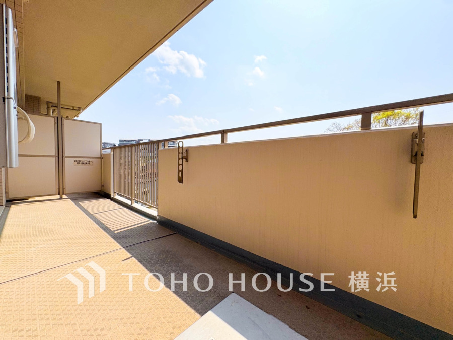 プライバシーが保たれたバルコニーは、南からの陽光がたっぷりと降り注ぐゆとりある空間です。