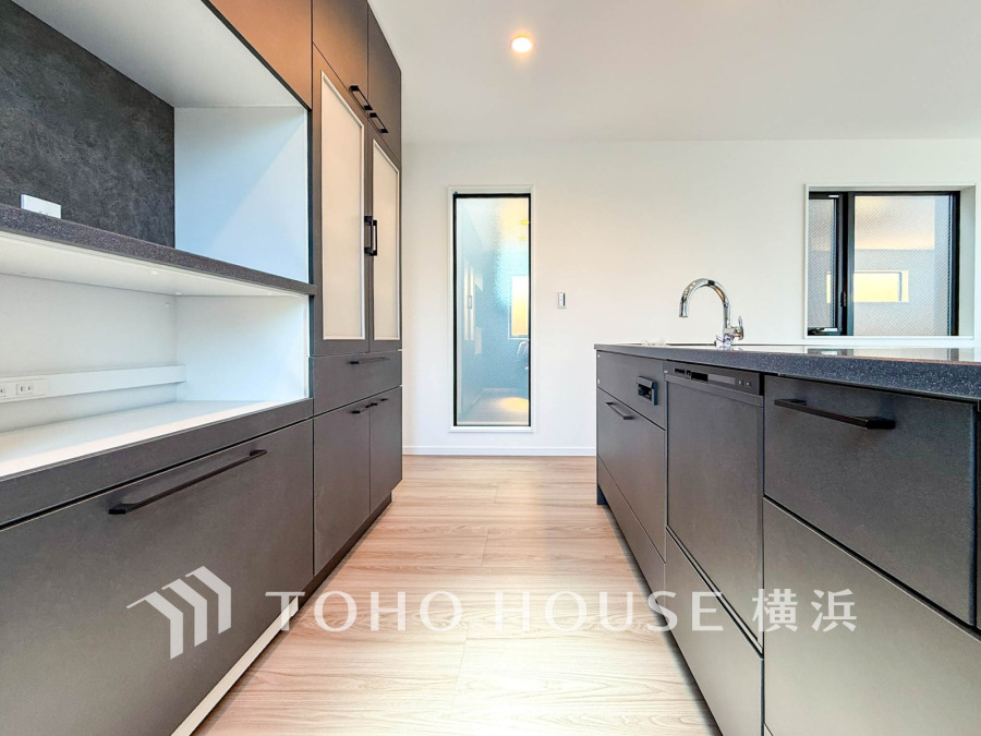 リビングダイニングとの一体感を感じられる対面式キッチン。ハイセンスな空間を豊かに表現する素敵なキッチンで快適にお料理をお楽しみください。