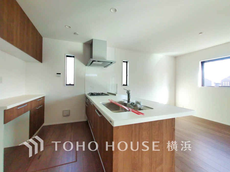 機能性とデザイン性にすぐれた美しいキッチンは、家族との対話を楽しめる対面タイプ。インテリア性も高い大型カップボードが配置されており、効率的な家事動線と豊かな収納力が備えられています。 