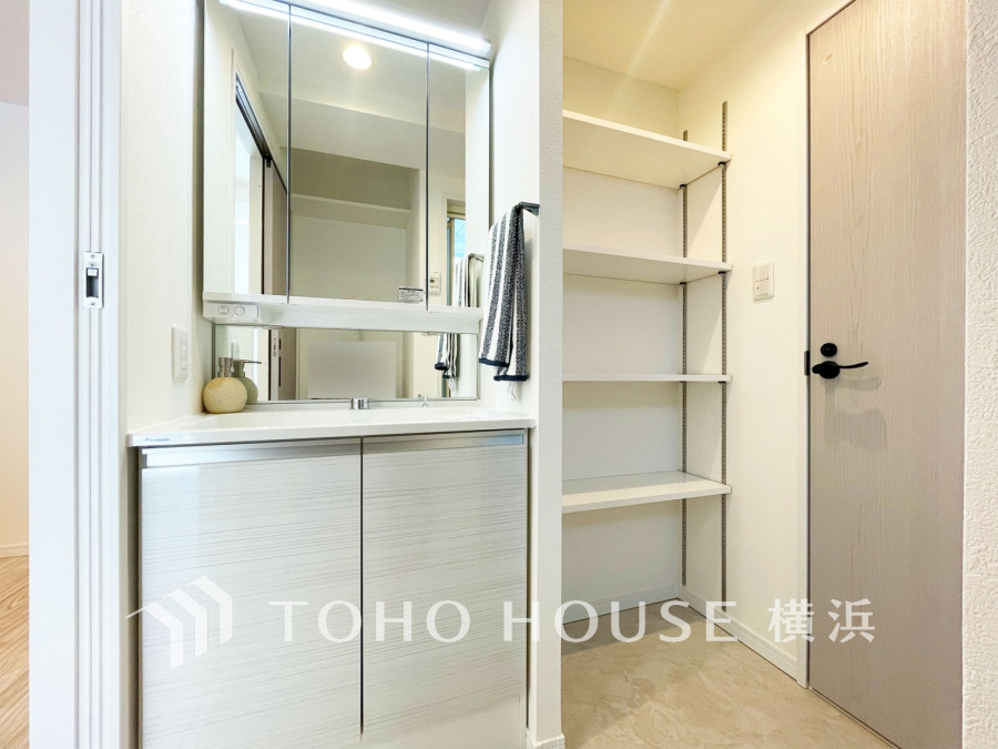 新規交換された洗面化粧台は美しく使いやすい機能が備えられています。