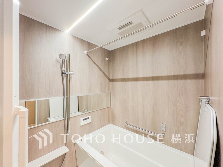 1日の疲れを癒すバスルームは、心地よいリラックスを叶える清潔感溢れる美しい空間です。心からゆったりと寛いでいただけるよう、ゆとりのスペースを確保しています。