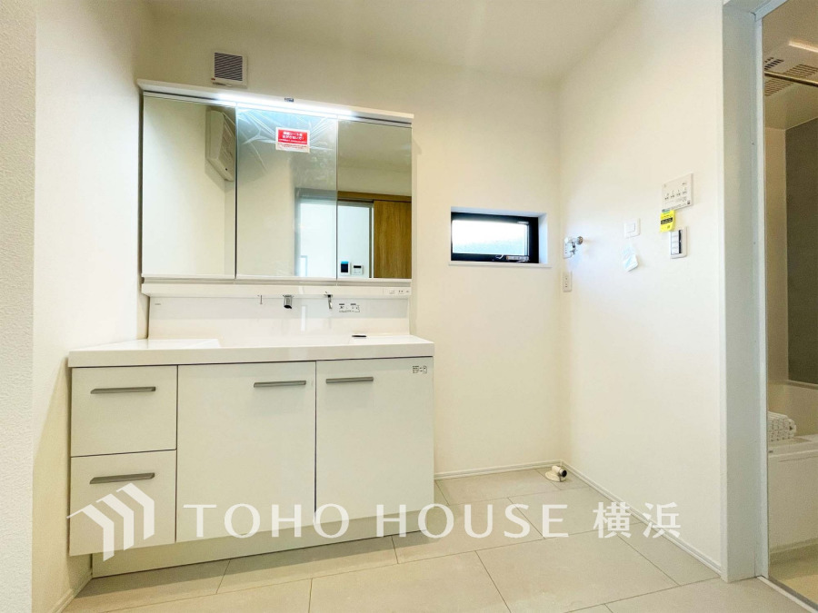 十分な大きさの洗面台は、身だしなみチェックや歯磨きなど、朝の慌ただしい時間でも余裕とゆとりを感じて頂けます。