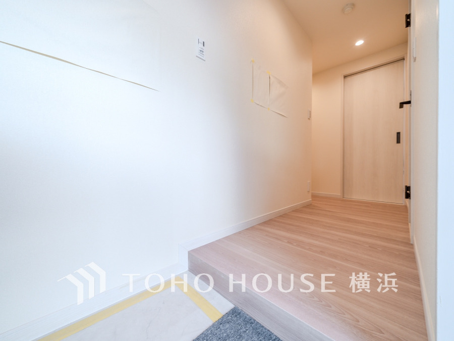 上質感漂う玄関と廊下。居住者の帰り、訪れる方を優しく迎える・安らぎに満ちた生活空間を予感させる。健やかな暮らしを楽しめることでしょう。