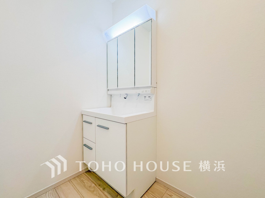 シンプルで清潔感あふれる洗面台は、収納力と使いやすさを兼ね備えた快適な空間です。