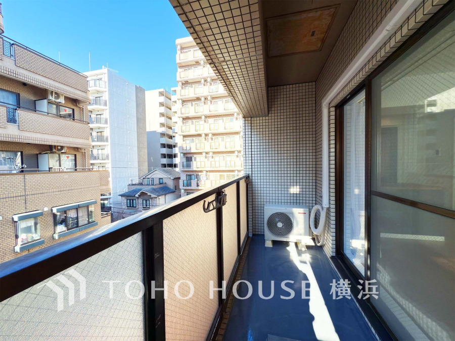 たっぷりの陽光が差し込むバルコニー。健やかな暮らしを守る太陽の恵みを存分に享受できます。爽やかな風と暖かな陽射しが紡ぐハーモニーが日々の暮らしのBGMになることでしょう。