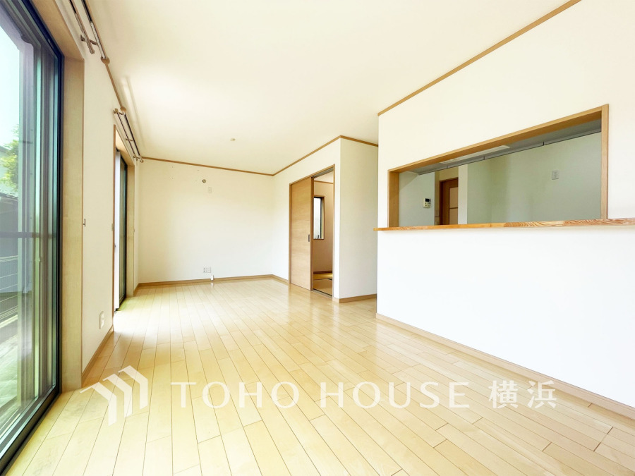 豊かな光が床材を照らしだすひと時、この場所には落ち着きと上質な空気感が流れます。ご家族やお友達との時間など、多くの時を刻む空間。何気なく過ぎる時でさえも上質なひと時となる快適な空間を目指して。