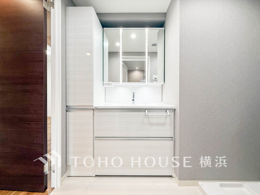 十分な大きさの洗面台は収納もさる事ながら、身だしなみチェックや歯磨きなど、朝の慌ただしい時間でもホテルライクなスペースで余裕とゆとりを感じて頂けます。