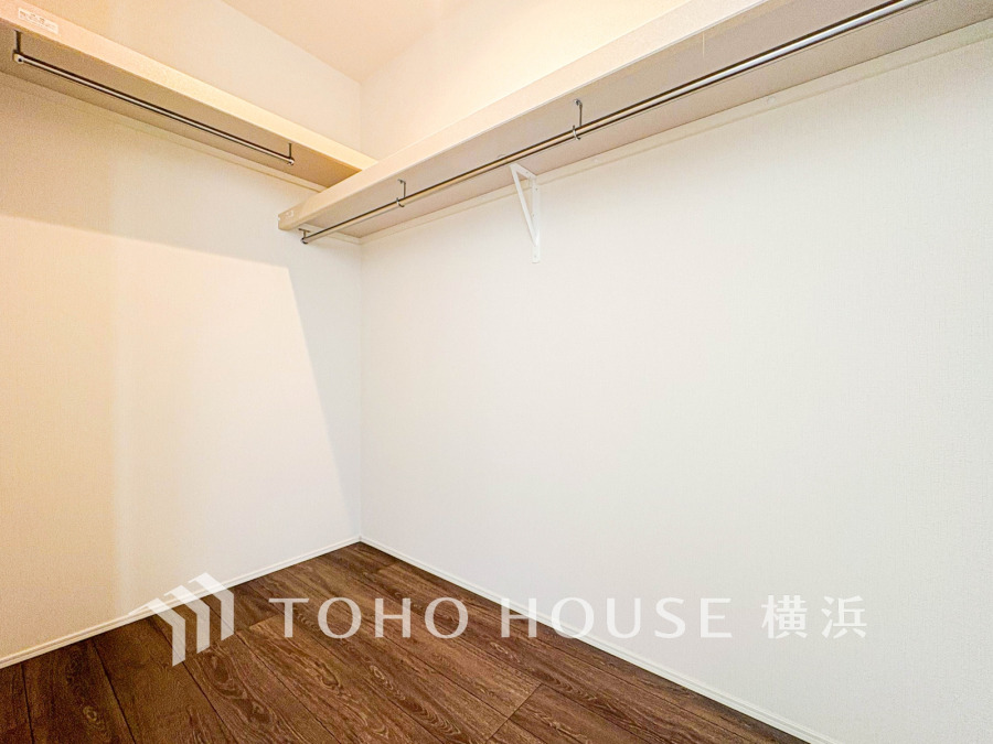 ひと目で収納物を確認できるウォークインクロゼットは、ゆとりの広さを備えた大型収納。数多くの衣類に加え、足元には引出しや衣装箱、シューズボックスなども収納することができます