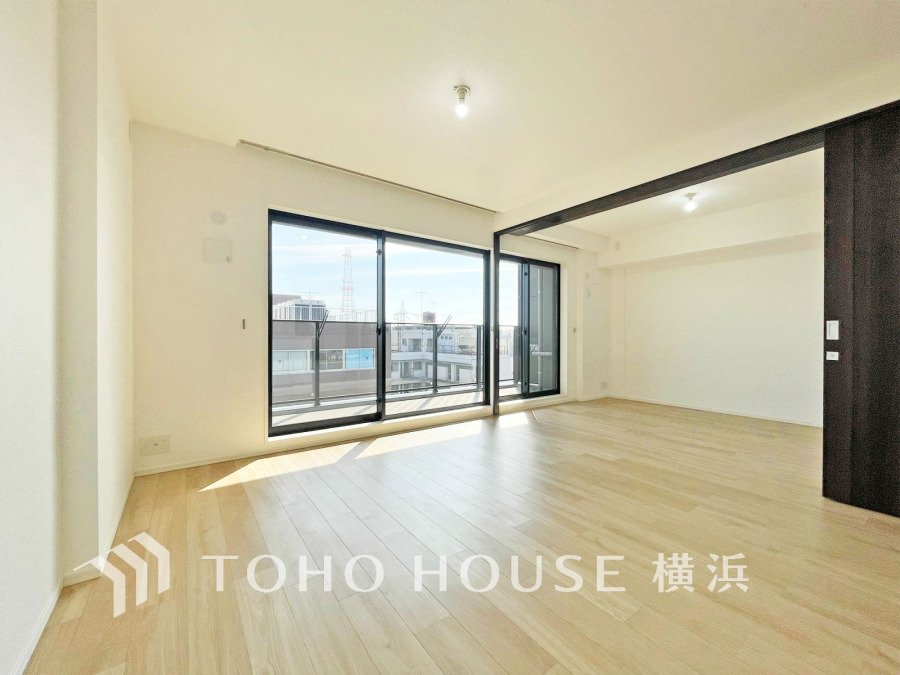 豊かな光が床材を照らしだすひと時、この場所には落ち着きと上質な空気感が流れます。ご家族やお友達との時間など、多くの時を刻む空間。何気なく過ぎる時でさえも上質なひと時となる快適な空間を目指して。