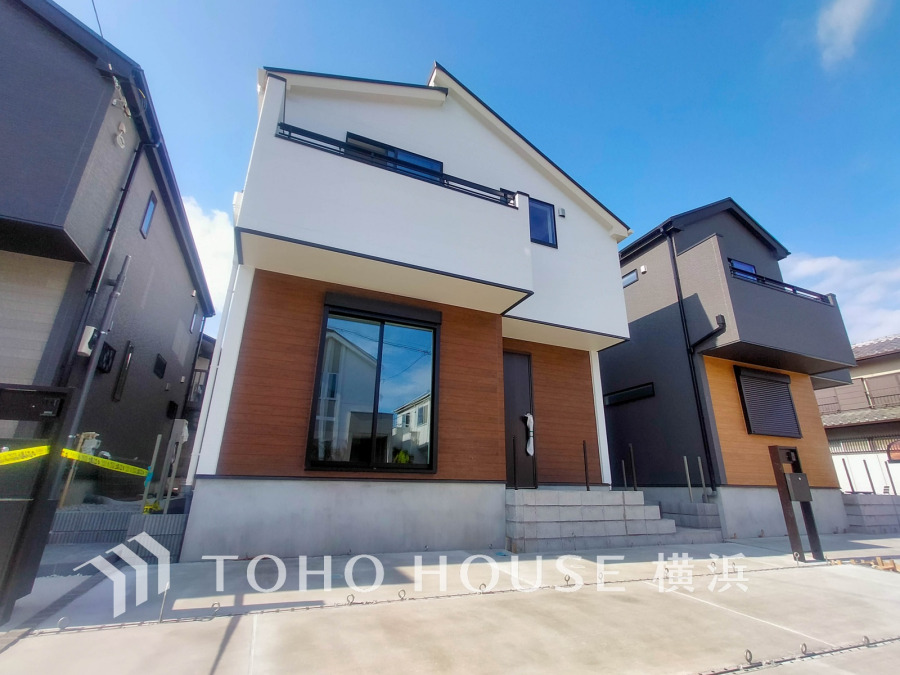 堂々たる趣ながら、主張し過ぎずどこか余裕を感じさせるシャープなフォルムで佇む邸宅は、晴天の空と照らし合わせる事で、本来あるべき完成形の姿を見せてくれます。 