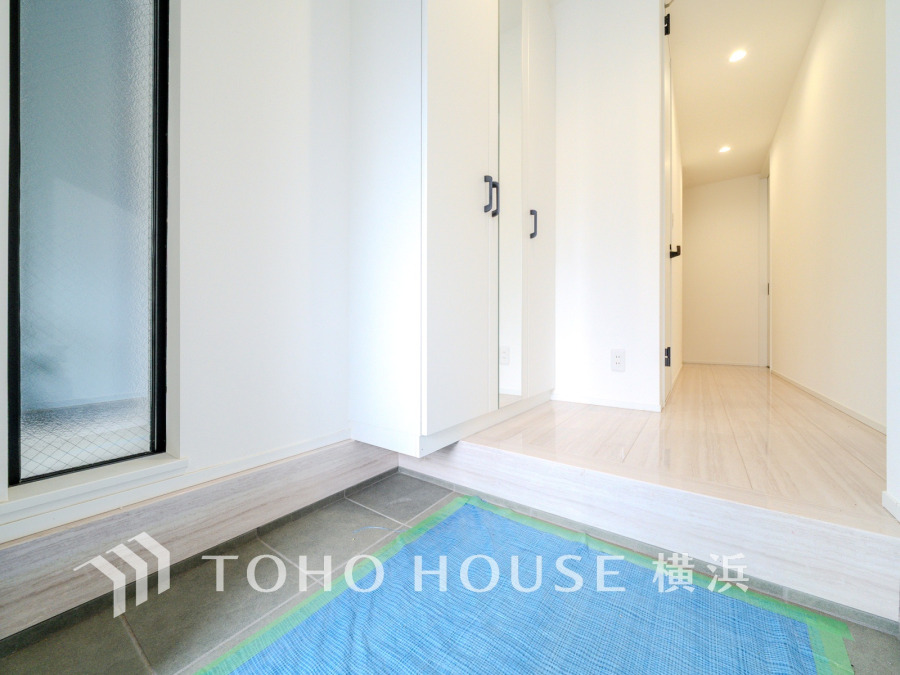 上質感漂う玄関と廊下。居住者の帰り、訪れる方を優しく迎える・安らぎに満ちた生活空間を予感させる。健やかな暮らしを楽しめることでしょう。