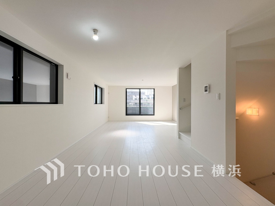 上質な時間を育む暮らしのメインステージ。寛ぎとコミュニケーションを育む居心地のよい場所は、リビング階段を採用。ご家族の集まる憩いの場所。ここで楽しむご家族の時間が絆をより深めてくれそうです。