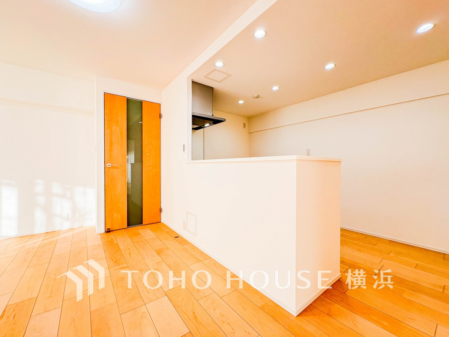 柔らかな色合いのフローリングと清潔感の溢れるクロスが明るい空間を創り出しているリビングダイニング。憩いの場に相応しく、ここで楽しむ家族の時間が絆をより深めてくれそうです。