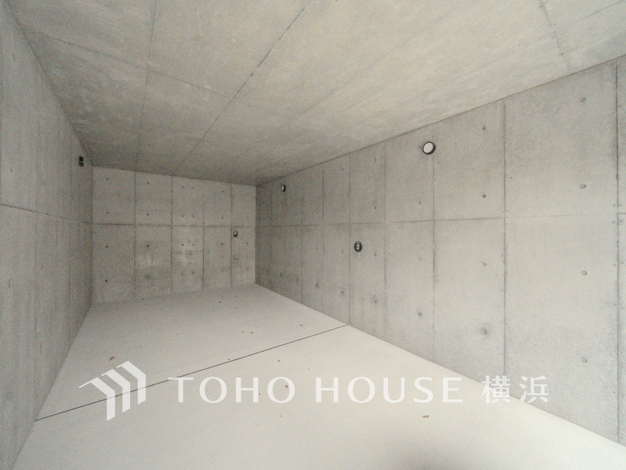 コンクリート打ち放しのスタイリッシュなガレージスペース。電動シャッター付きの地下車庫です。