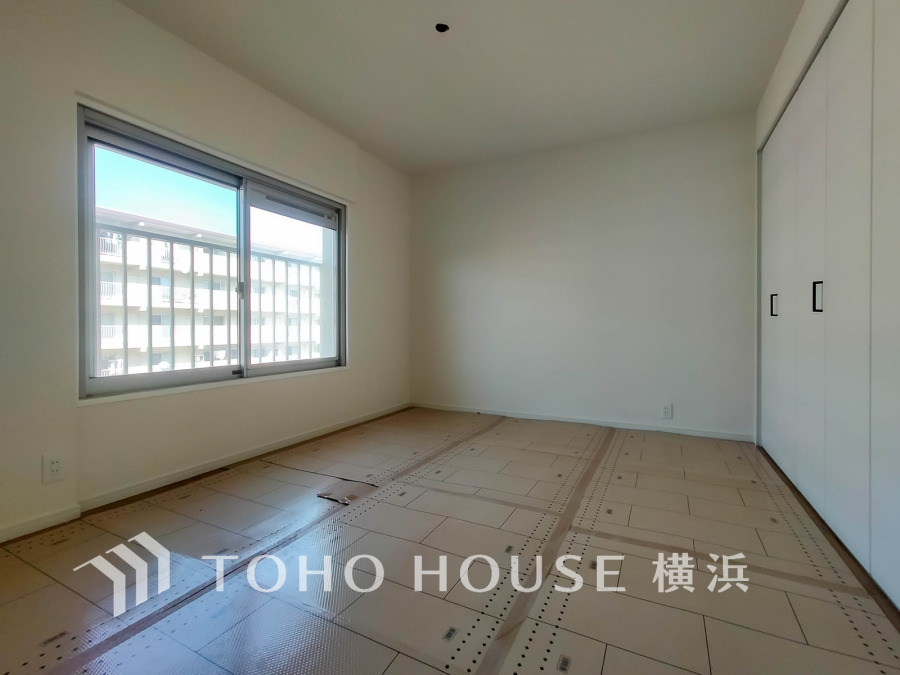 【2026年3月撮影】過ぎ行く時間をゆったりと感じることができる落ちついたプライベートルーム。リビングで楽しく過ごした後はゆっくり寛ぎの時間を満喫できます。静かな環境でリラックスタイムを愉しんで。