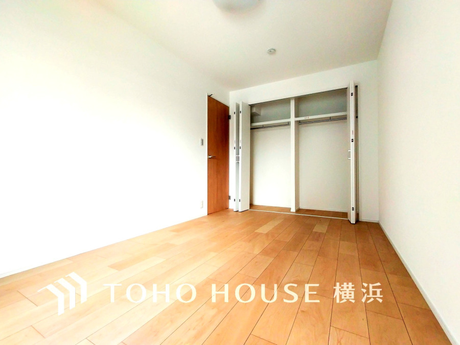 シンプルな内装と明るい空間で、自分らしい空間づくりを思い切り楽しめそうです。穏やかな陽射しが、ゆったりとした寛ぎの時間を包みます。