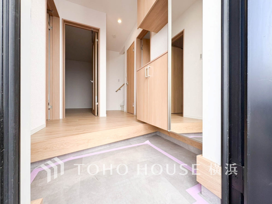 清潔感溢れる玄関がお出迎えする本邸宅の物語は、ここから始まる日常を期待させます。この場所には「希望」と「優越」で包み込んでくれる「特別」な空間があります。