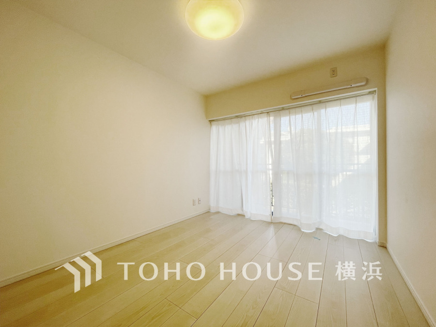 バルコニーに面した明るい洋室。穏やかな陽射しが、ゆったりとした寛ぎの時間を包みます。
