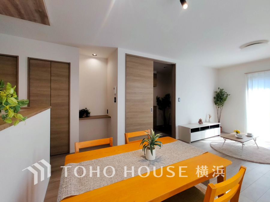 穏やかな時間の流れを楽しみ、寛ぎと笑顔が溢れるリビング。会話を楽しみ、ご家族の何気ない日常にいつもあたたかな幸せの花を添えます。