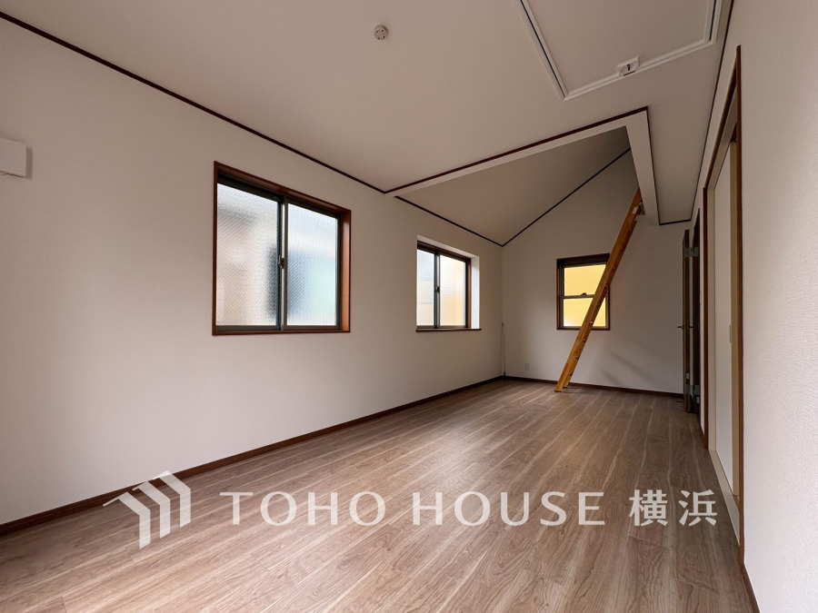 2階レイアウトのLDKは上部に便利なロフトと小屋裏収納付きです。