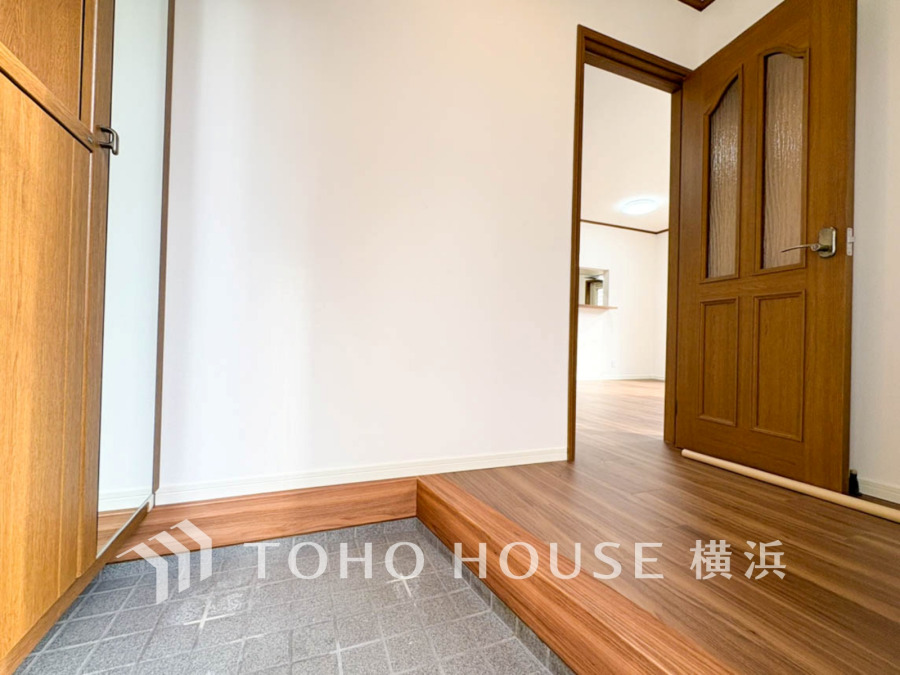 上質感漂う玄関と廊下。居住者の帰り、訪れる方を優しく迎える・安らぎに満ちた生活空間を予感させる。健やかな暮らしを楽しめそう