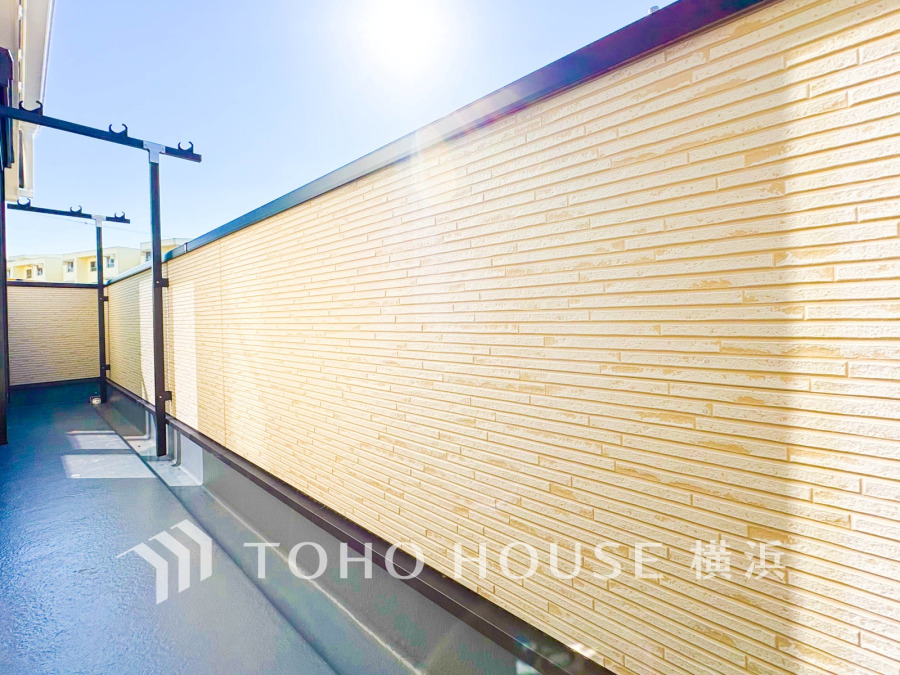 広いバルコニーは、暮らしの中での光と風を演出してくれています。見事なまでの開放的な空間をお楽しみください。