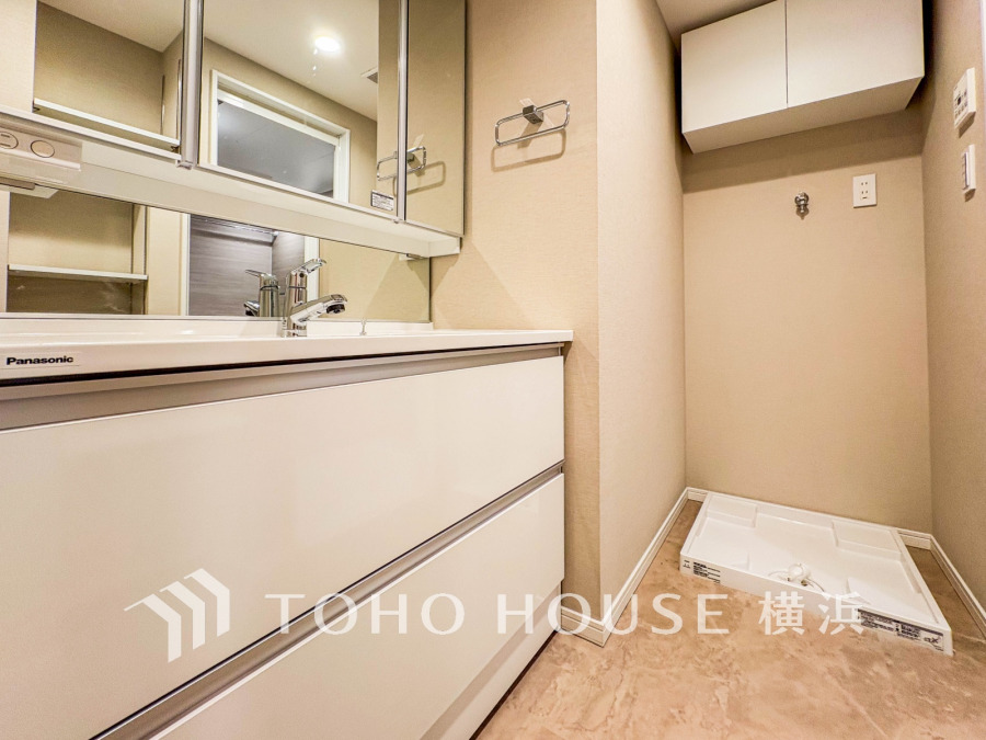 使いやすい機能が備えられた清潔感溢れる洗面空間。収納も充実しています。
