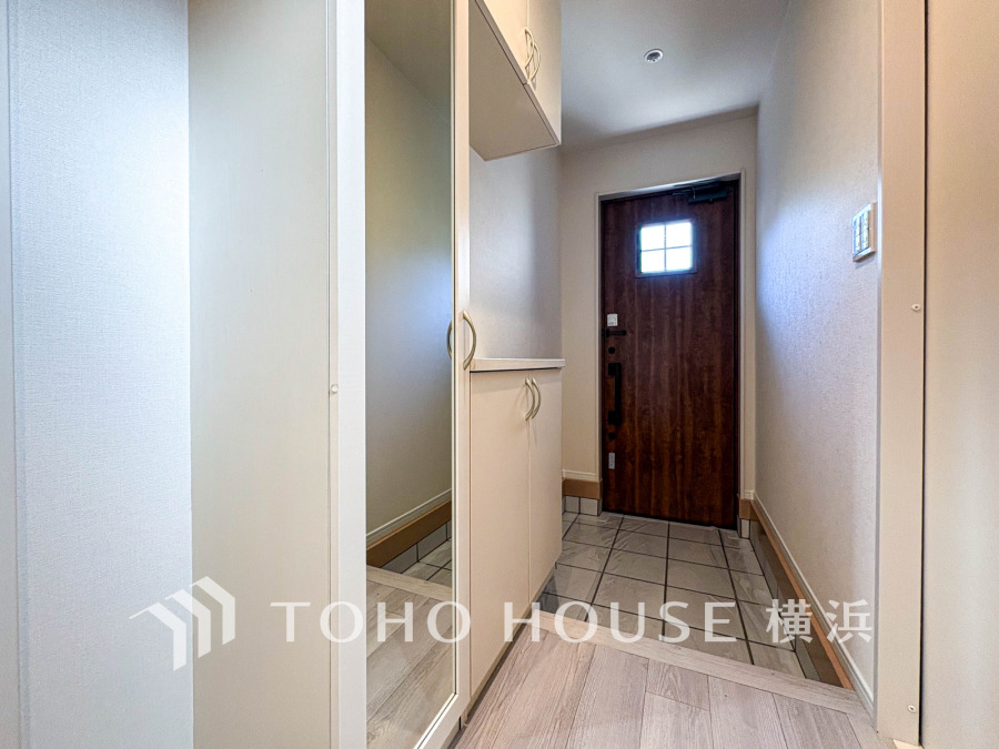 清潔感溢れる玄関がお出迎えする本邸宅の物語は、ここから始まる日常を期待させます。この場所には「希望」と「優越」で包み込んでくれる「特別」な空間があります。