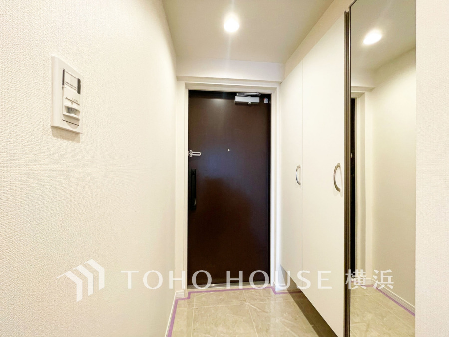 玄関には大型のミラーのついたシューズボックスを設置。
