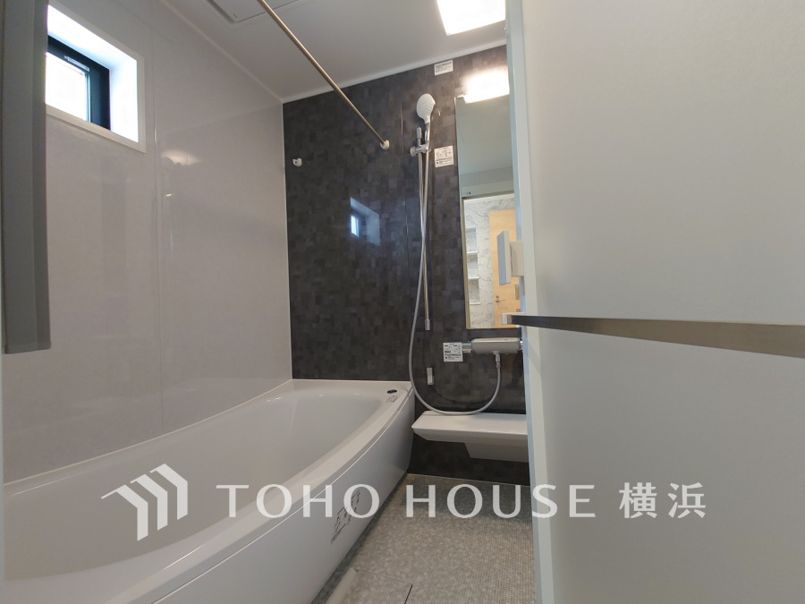 快適な使い心地とゆとりある空間が1日の疲れを解きほぐすバスルーム。空間も浴槽もゆったりのびのび使えるゆとり設計。広く感じるゆとり設計で快適なリラックスタイムを過ごせます。