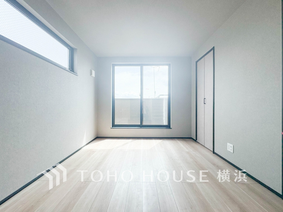 明るい自然光が差し込む、シンプルで使いやすい洋室。収納スペースも完備し快適な居住空間です。