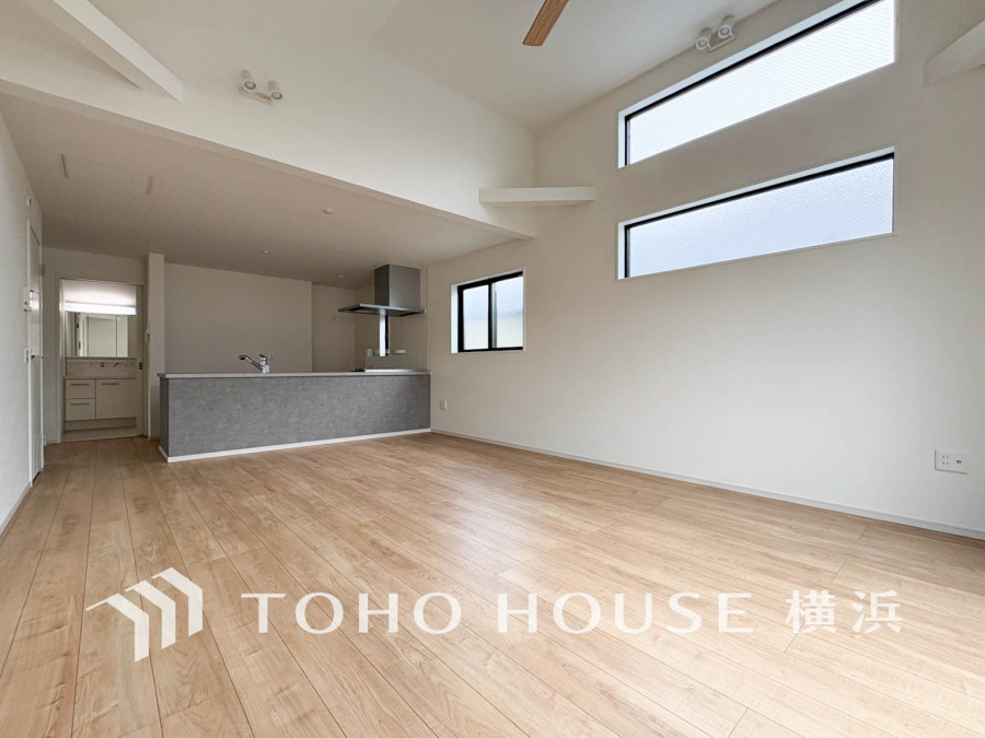 リビングの天井は勾配天井になっているので開放感があります。高窓から零れ落ちる明るい光が、お部屋をお洒落に演出しています。