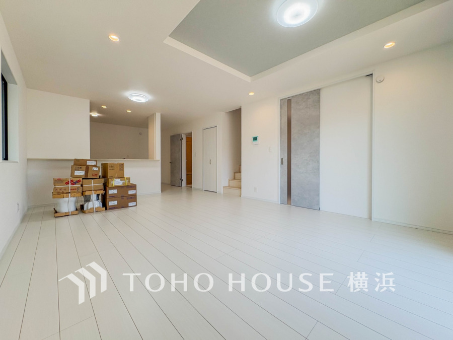 光と風が溢れる開放的なリビングダイニングには自然と家族みんなが集まってきます。明るく穏やかな空気の中で飲んだり、食べたり、笑ったり。
