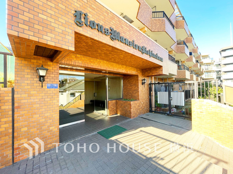 陽射しを受けて輝く時間、街灯に照らし出される夕暮れ時。様々なシーンで違った魅力的な表情を見せてくれます。住まう方のプライドを満たすクオリティを備えています。