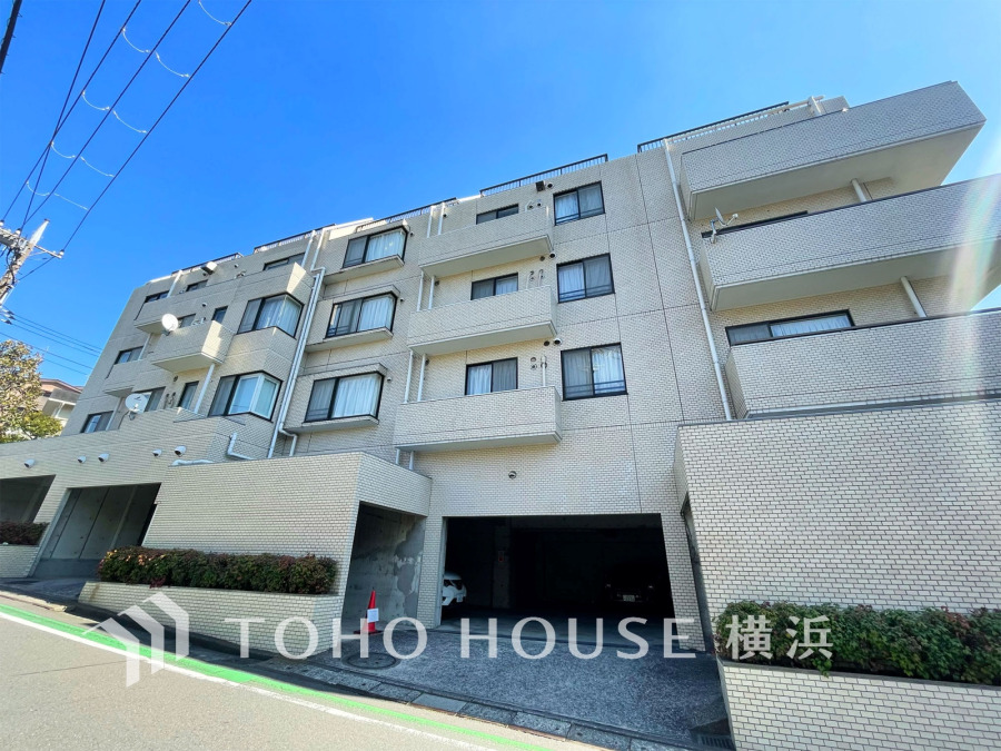 爽やかな青空の下に贅沢なほどに降り注ぐ陽光、豊かな居住性と、クオリティが見事に調和した住空間は、住まうことの喜びを感じさせてくれます。