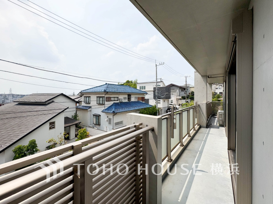 豊かな陽射しと心地よい風を招く、広いバルコニー。のびやかな景色と共に心地よい暮らしを描きます。