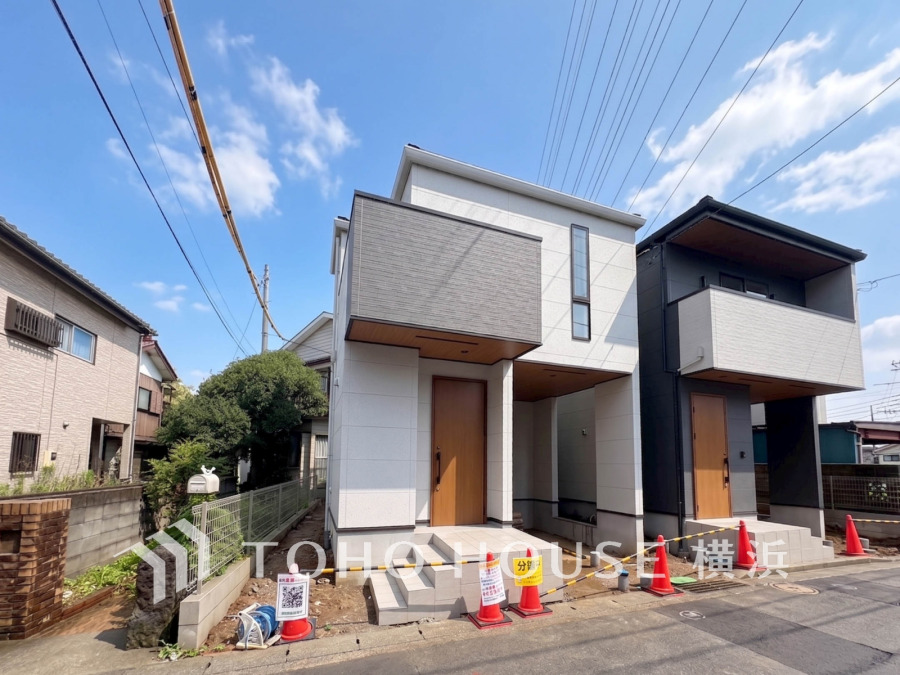 閑静な街並みに映える全2棟の上質邸宅。スタイリッシュなデザインが街並みを彩ります。