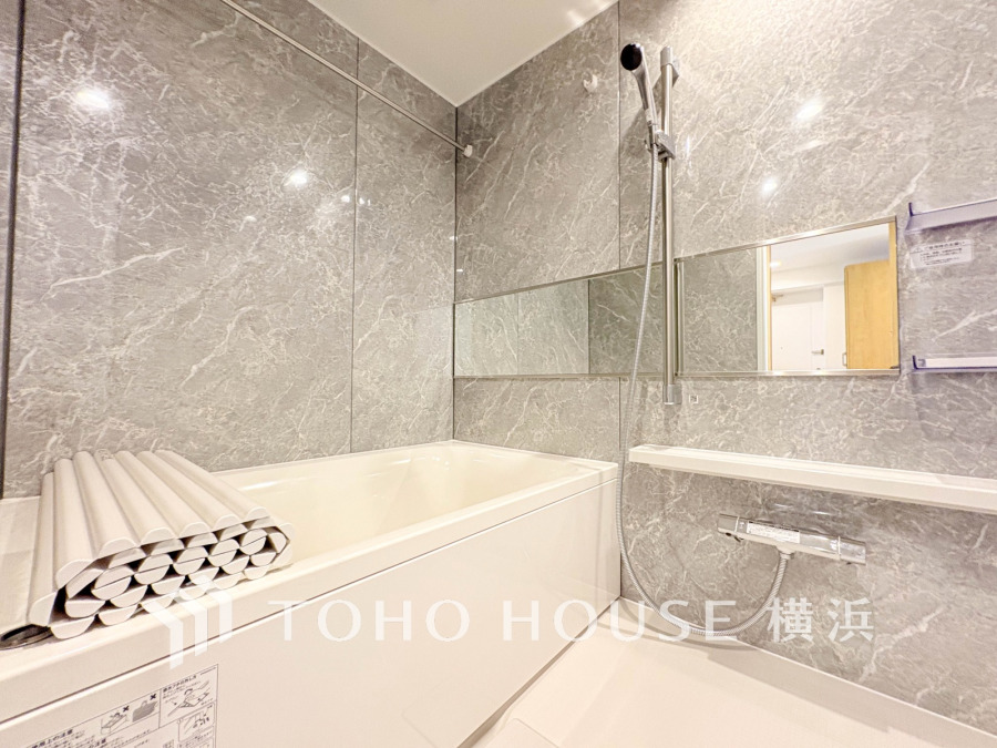 心地よいリラックスを叶える清潔感溢れる美しい空間。快適で機能的なバスルームです。
