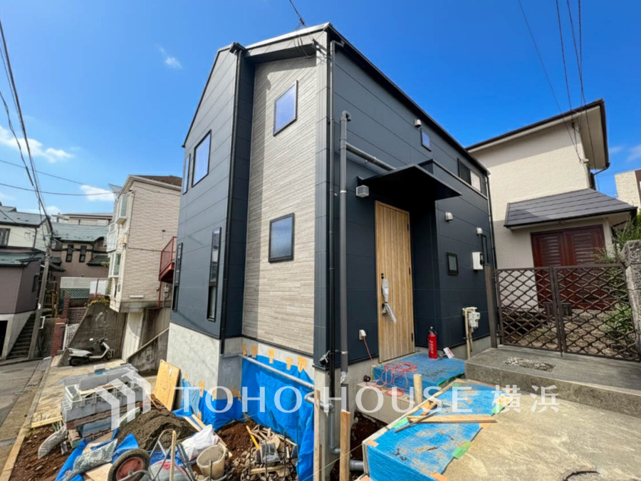 表現される空間は豊かな光と風を纏い、暮らしの時間を豊かにしてくれます。デザインされた空間と競い合うかのような充実した建物設備も家族の時間を彩ってくれることでしょう。(2025年10月撮影)