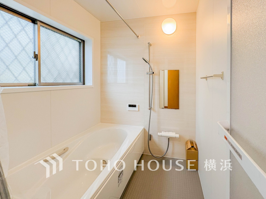 1日の疲れを癒すバスルームは、心地よいリラックスを叶える清潔感溢れる美しい空間です。心からゆったりと寛いでいただけるよう、ゆとりのスペースを確保してます。