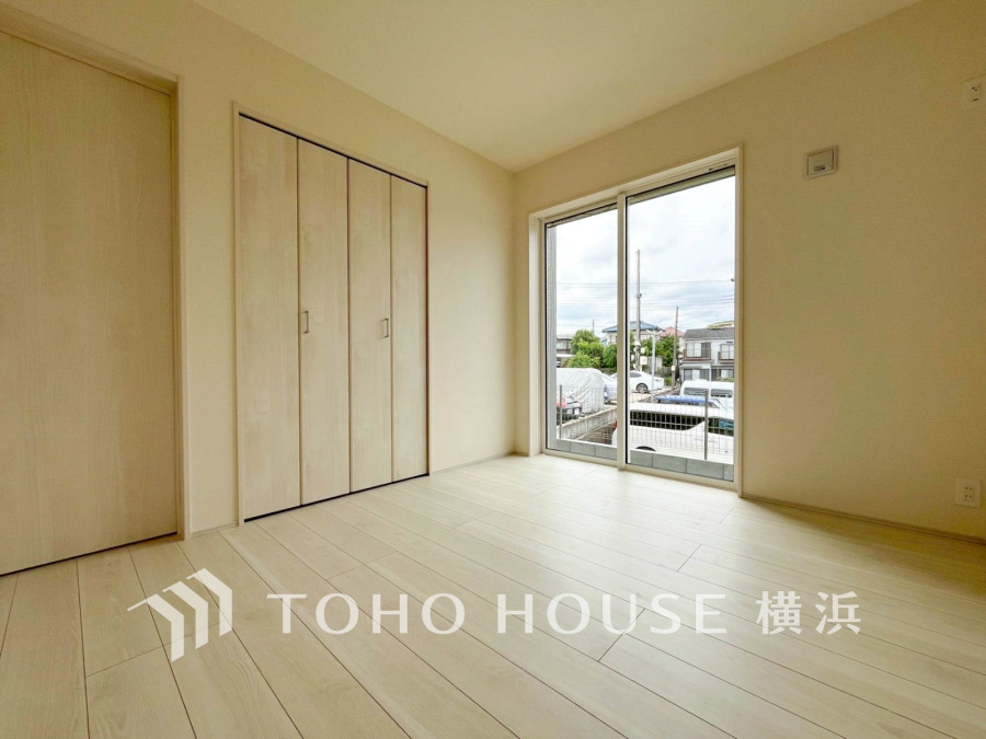大きな窓からたっぷりと陽光が注がれる明るい空間。家族の成長に対応できる永住仕様の間取り。一日の疲れをいやしてくれる主寝室。時を忘れて過ごす場所として過ごせるお部屋。