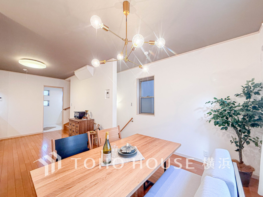 あたたかな木目の美しさを生かしながら、落ち着きと空間の豊かさを表現したLDK。