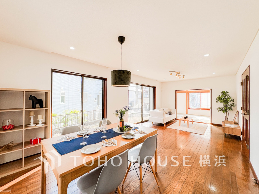 太陽の恵みを受けた明るい空間。吹きぬける風を感じながら爽やかで風通しの良い暮らしが叶います。
