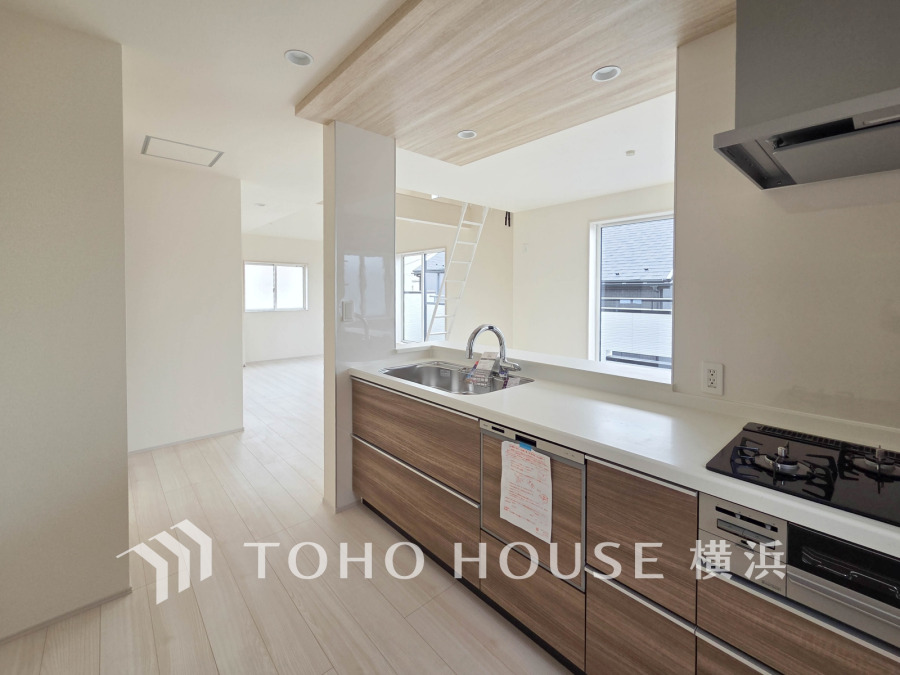 手元の収納から、足元の収納までが全てスライド式で、奥のスペースまで有効に活用できます。奥まで上から見渡せるので、たまにしか使わない調理器具もサッと取出せます。