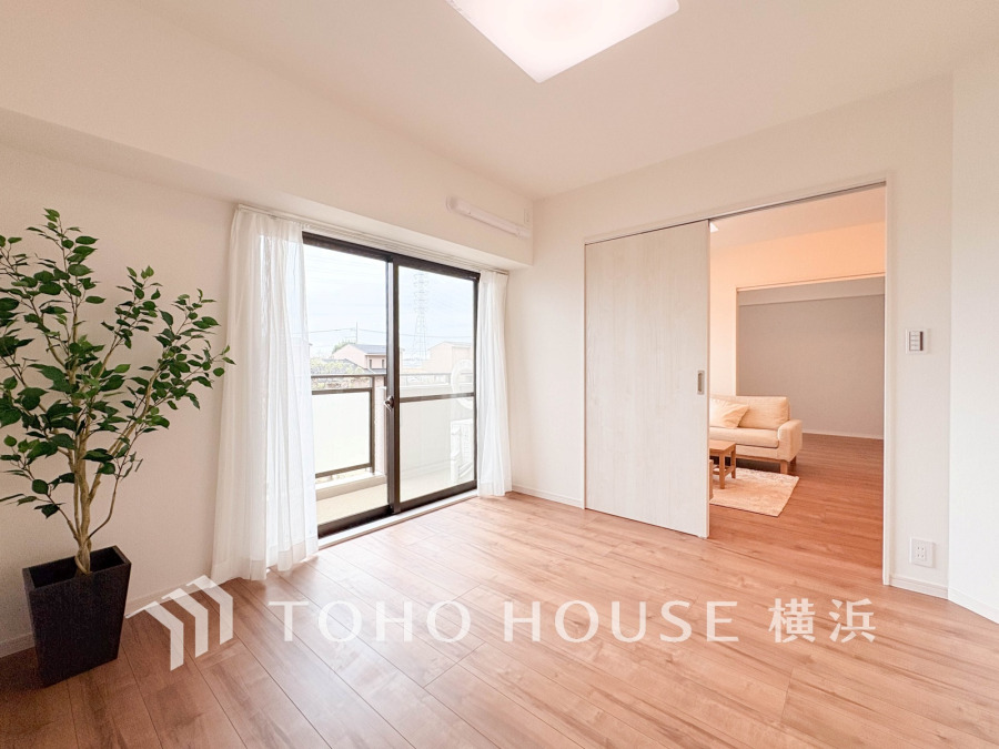 バルコニーに面した明るい洋室。穏やかな陽射しが、ゆったりとした寛ぎの時間を包みます。
