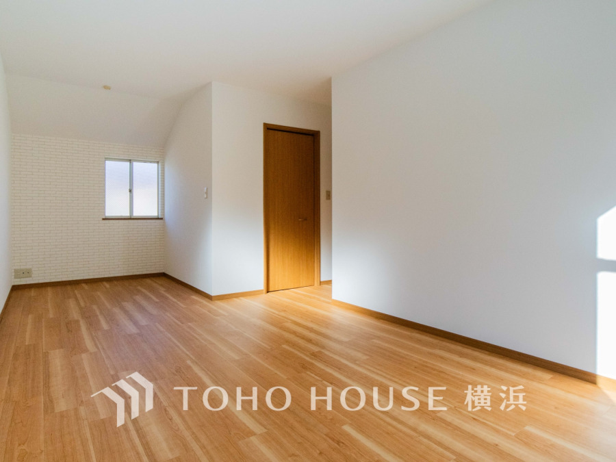 大きな窓からたっぷりと陽光が注がれる明るい空間。家族の成長に対応できる永住仕様の間取り。一日の疲れをいやしてくれる主寝室。時を忘れて過ごす場所として過ごせるお部屋