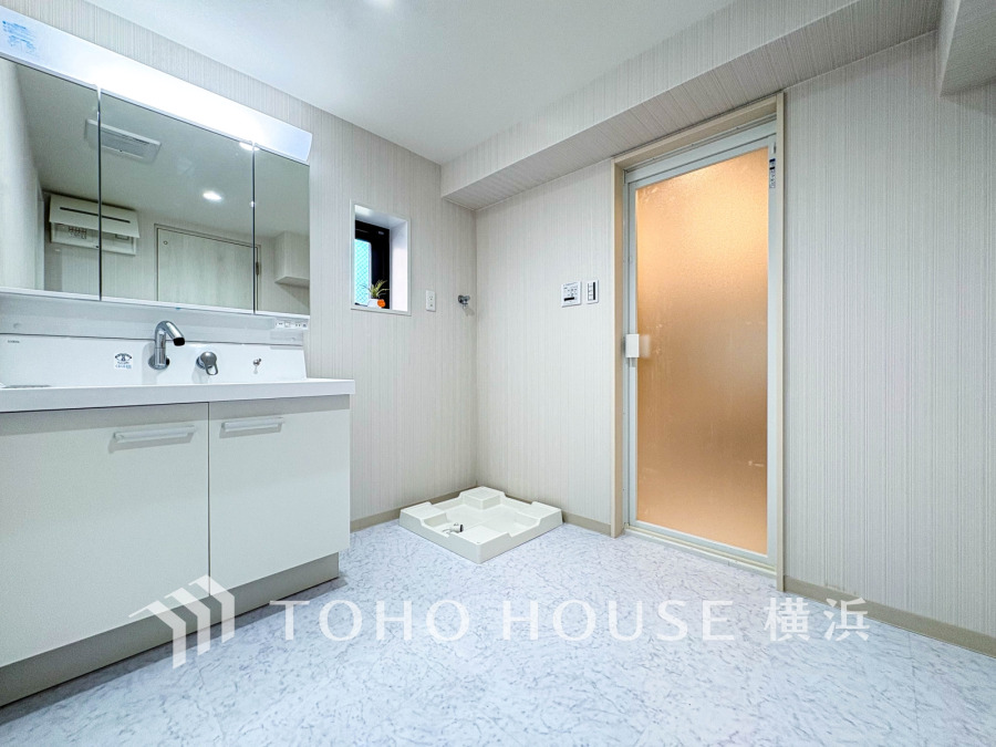 清潔感あふれる洗面室は収納充実で使いやすく、洗濯機置場も完備した快適な空間です。