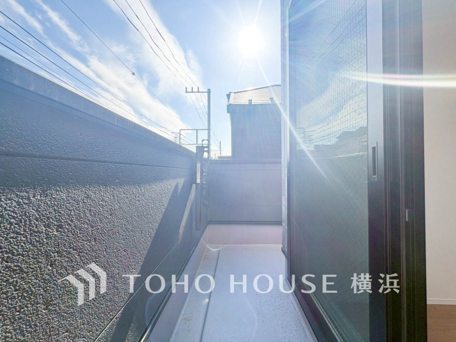 暮らしの中で光と風を演出してくれるバルコニー、見事なまでの開放的な空間を演出しながら、プライベート性も確保された空間は我が家の自慢です。