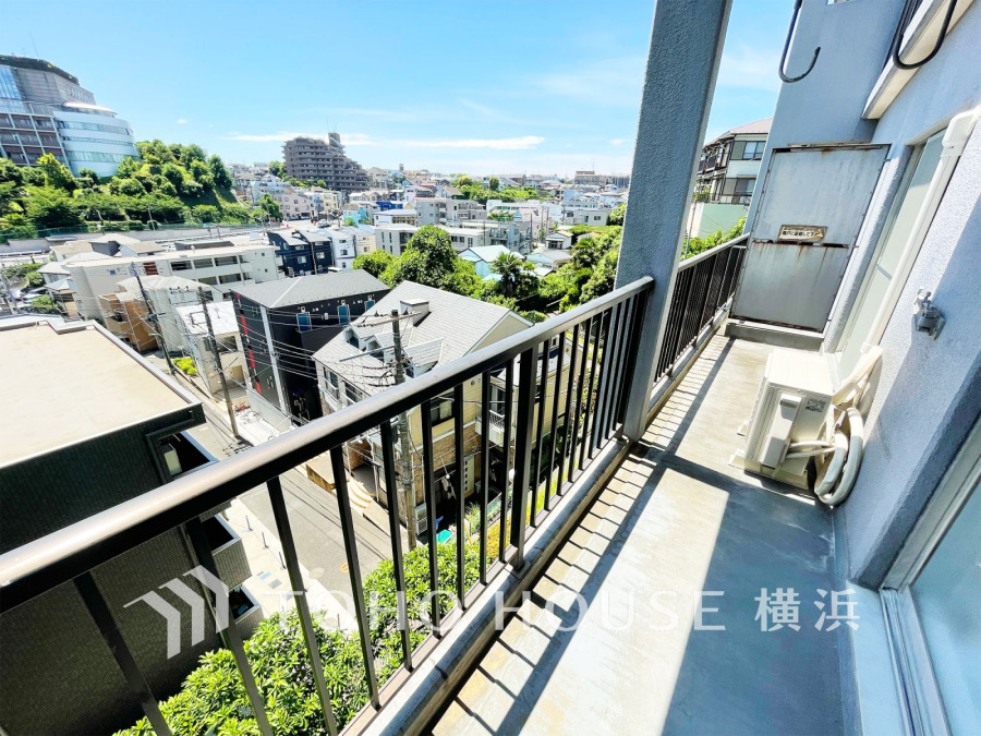 手を伸ばせば、ふれることが出来そうな環境が、そのままインテリアになったような印象です。その豊かな眺望にふさわしい空間には、通風・採光にも優れ、心地よい光と風があふれています。
